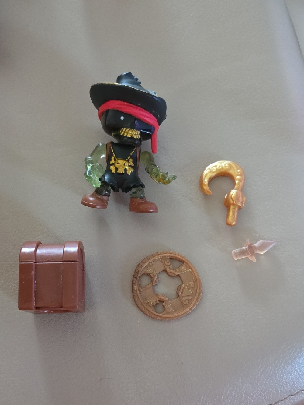 MOOSE TREASURE X MARKS THE SPOT ADMIRAL GOLDHOOK CRYSTAL FIGURE + QUARTZ DAGGER